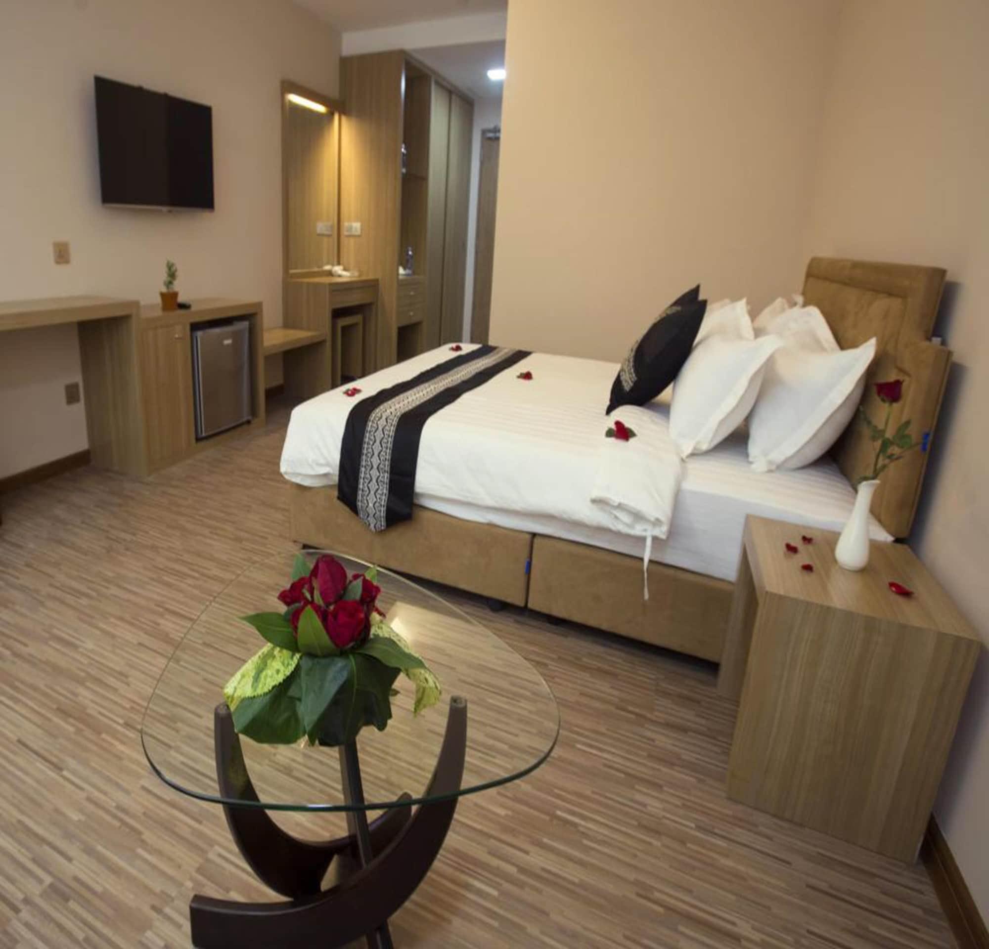 Elegant Hotel Pyi Thar Yar Rangoon Buitenkant foto