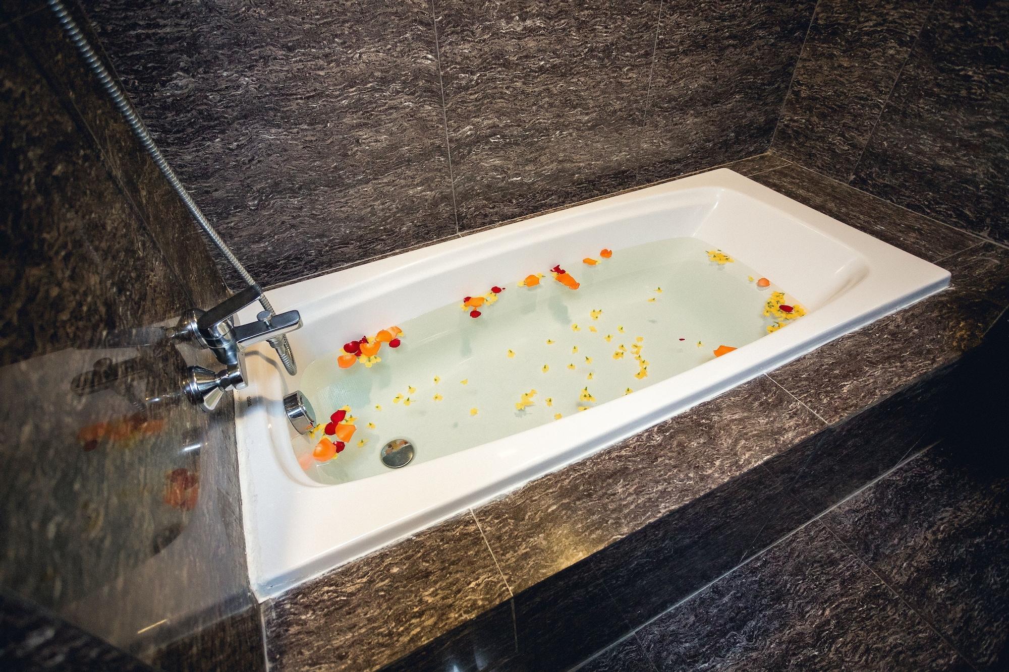 Elegant Hotel Pyi Thar Yar Rangoon Buitenkant foto