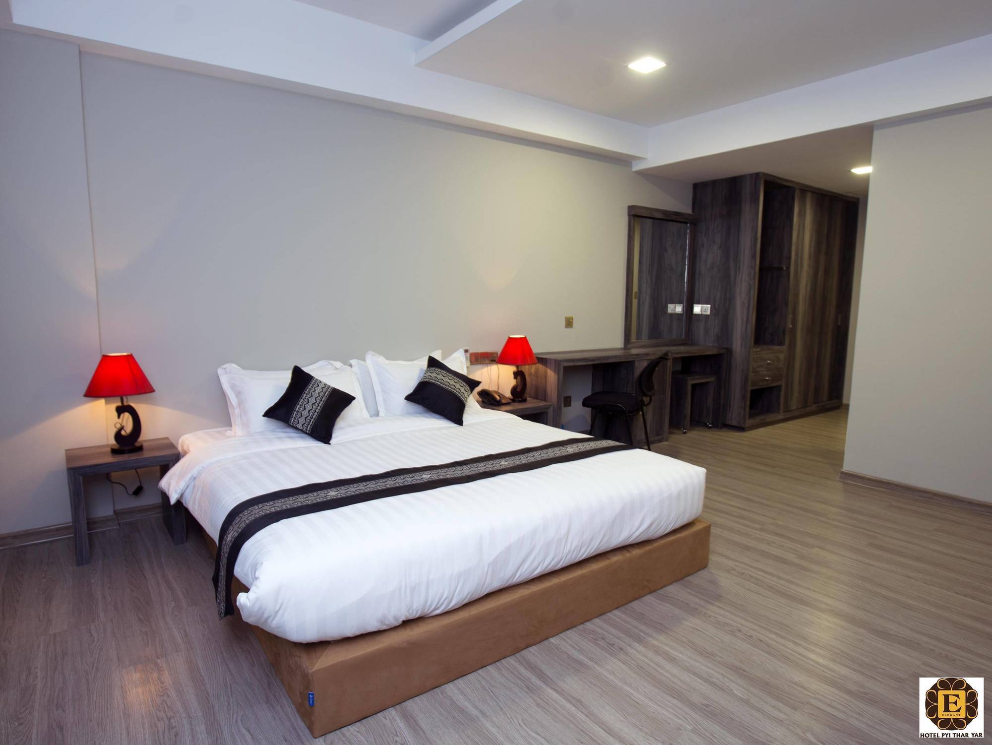 Elegant Hotel Pyi Thar Yar Rangoon Buitenkant foto