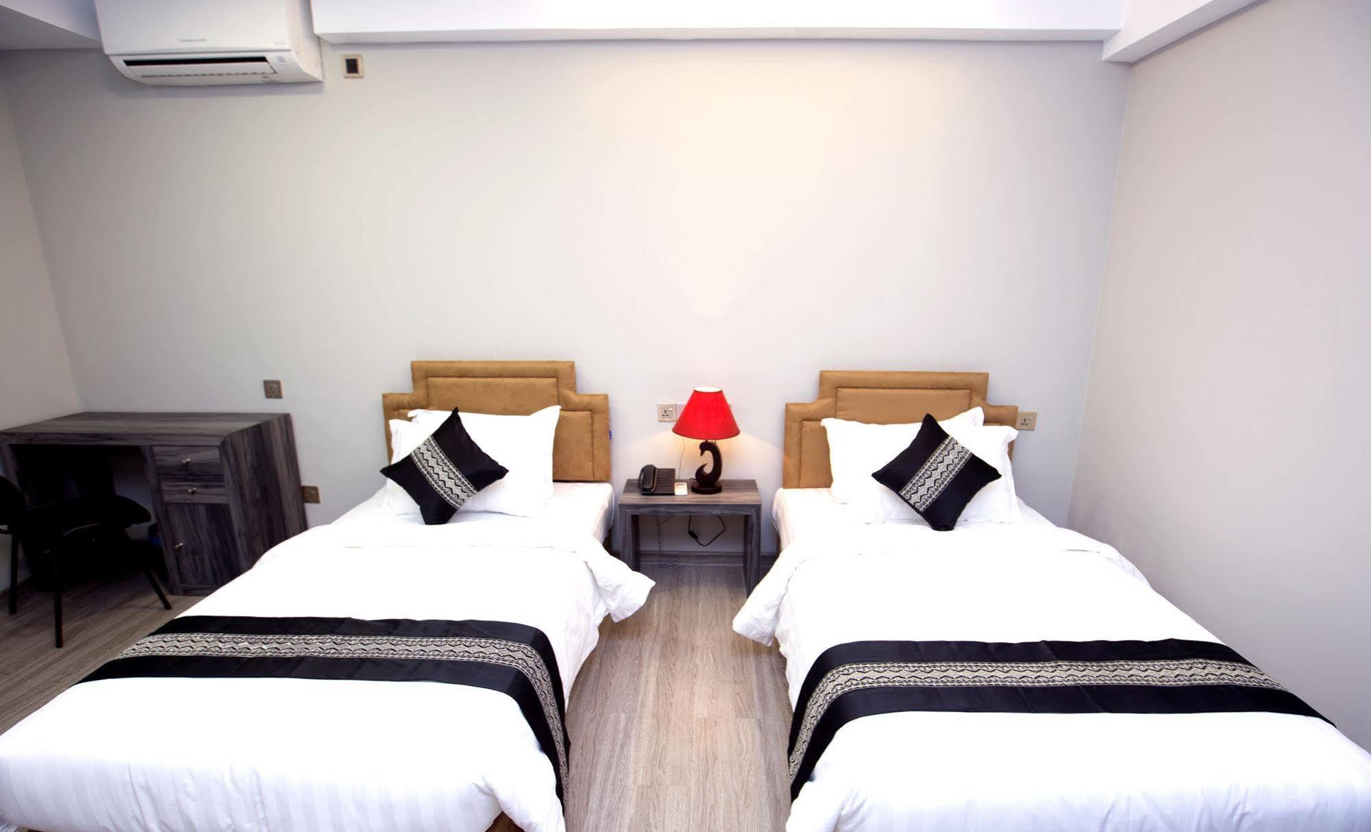 Elegant Hotel Pyi Thar Yar Rangoon Buitenkant foto