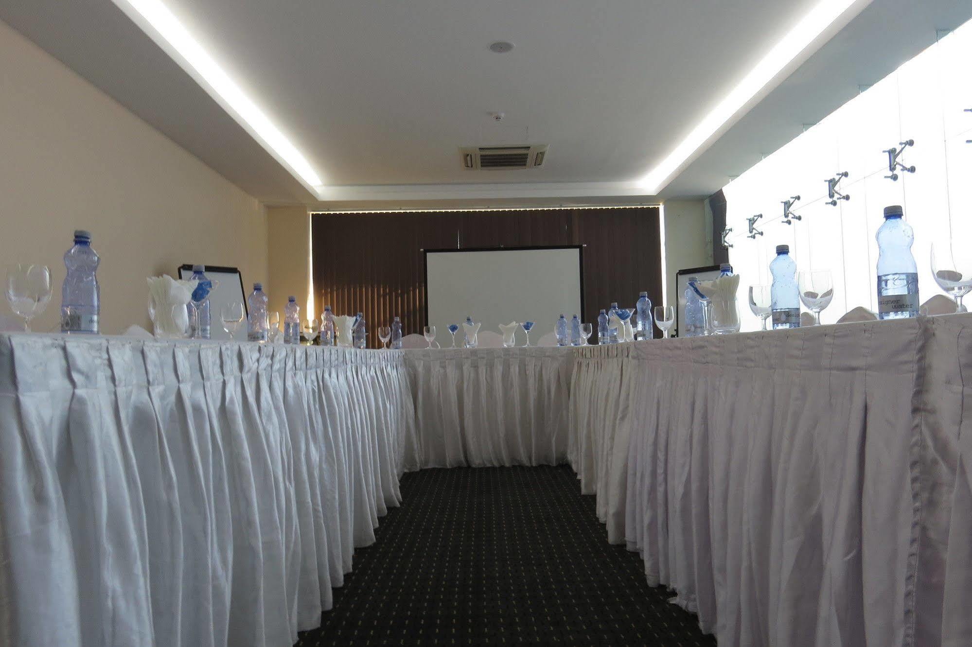Elegant Hotel Pyi Thar Yar Rangoon Buitenkant foto
